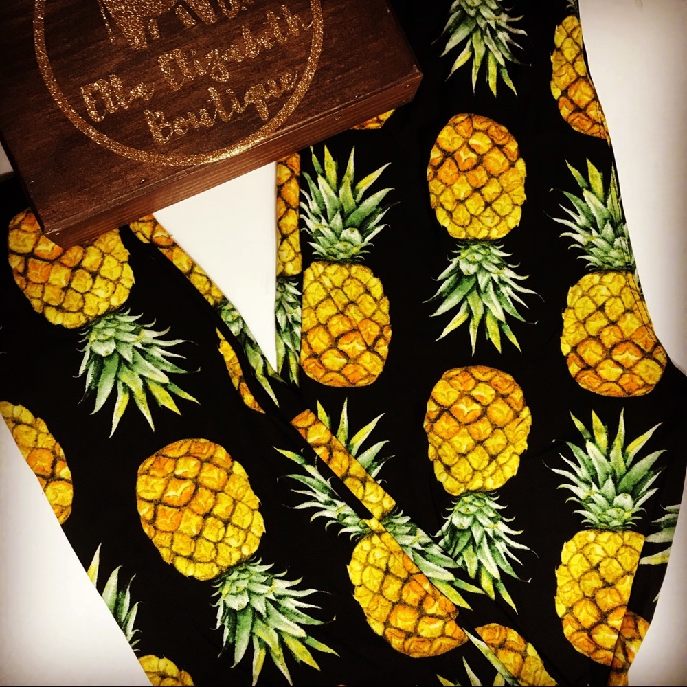 Soft Brushed Pineapple Leggings Black Background